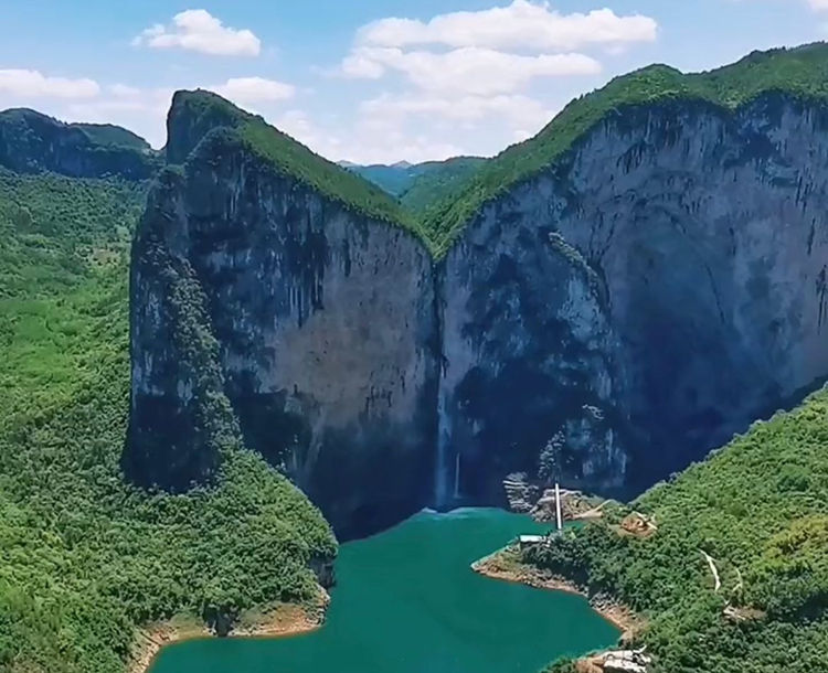 屏山峡谷悬浮船