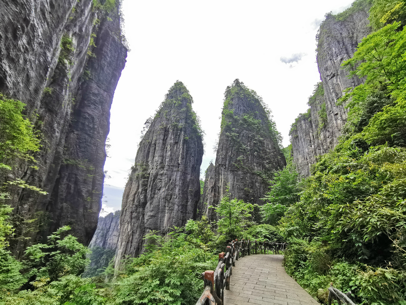 屏山峡谷清澈水面