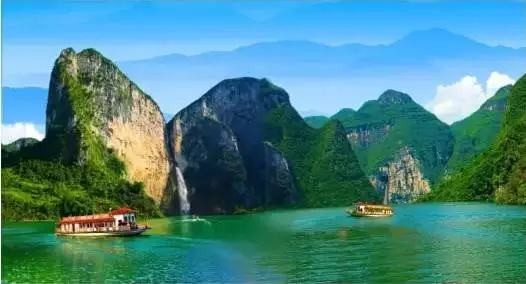 恩施屏山峡谷水上小船