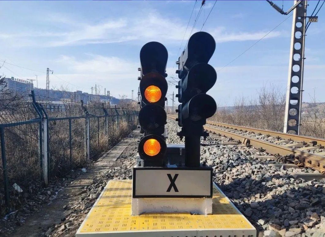 铁路信号基础知识,你真的看懂那些红绿灯了吗?揭秘铁轨上的无声语言!