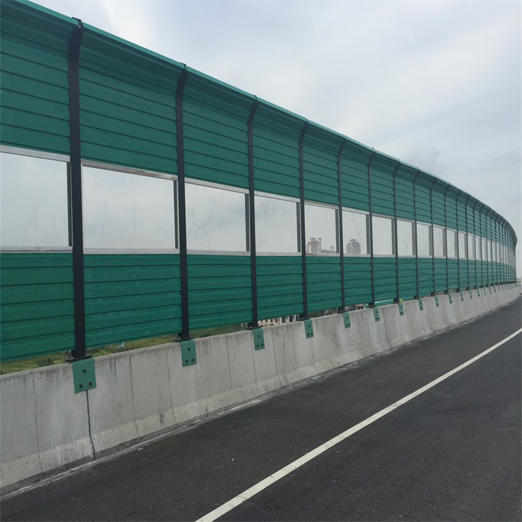 夜幕下的立交桥与声屏障