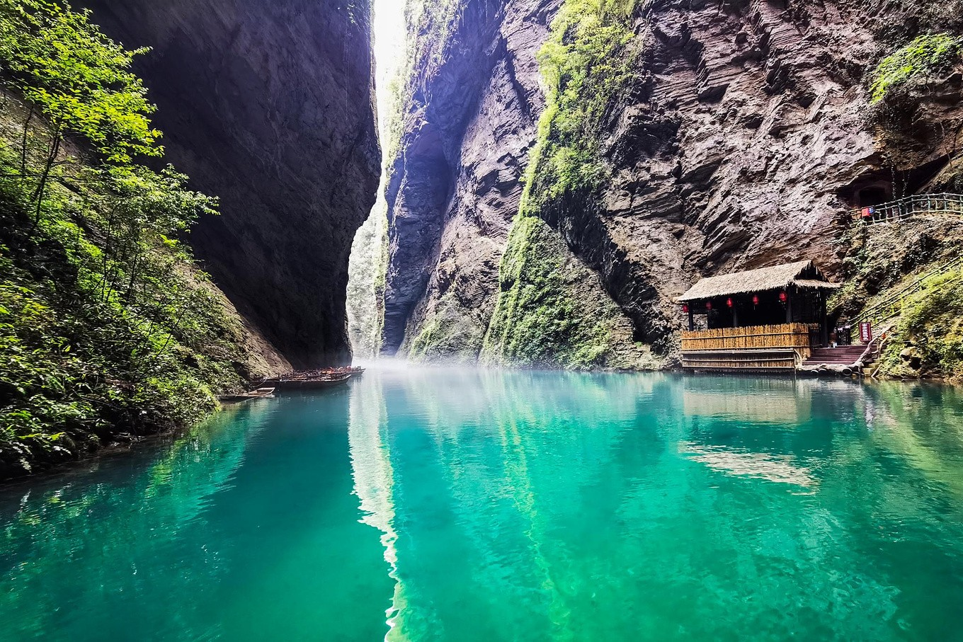 屏山峡谷悬浮船